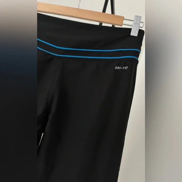 ⭐️ Like New! Nike Women's Dri-Fit Black Training Cropped Pants (Sz M) ⭐️ - Picture 7 of 12